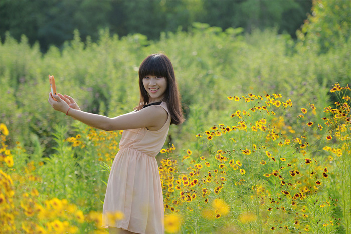 photoshop将偏暗野花中的美女图片调制出纯美的淡黄色