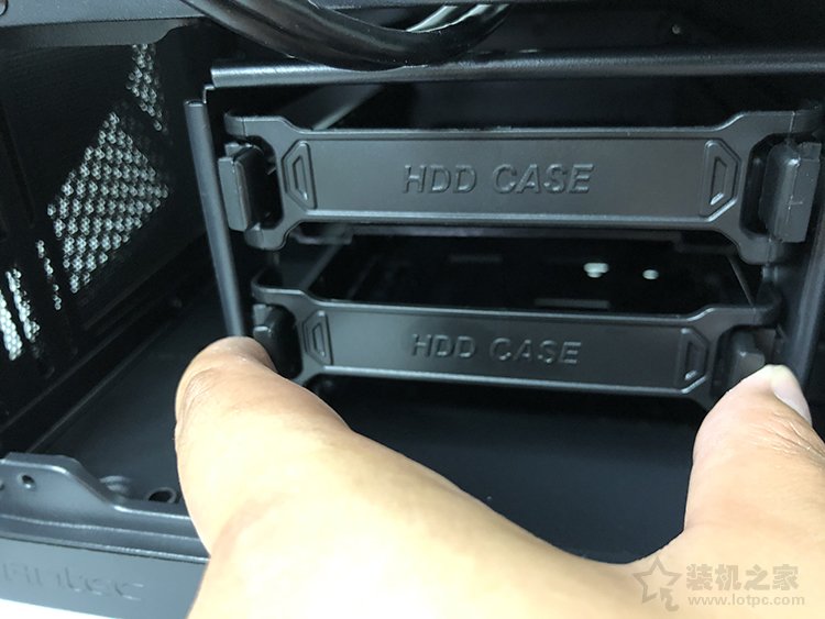 台式电脑机械硬盘怎么安装？机械硬盘安装图解教程（sata固态可参考）