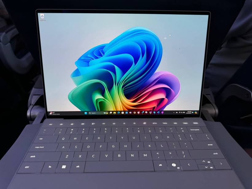 深色 / 浅色两种,win11 全新 ai 主题壁纸下载