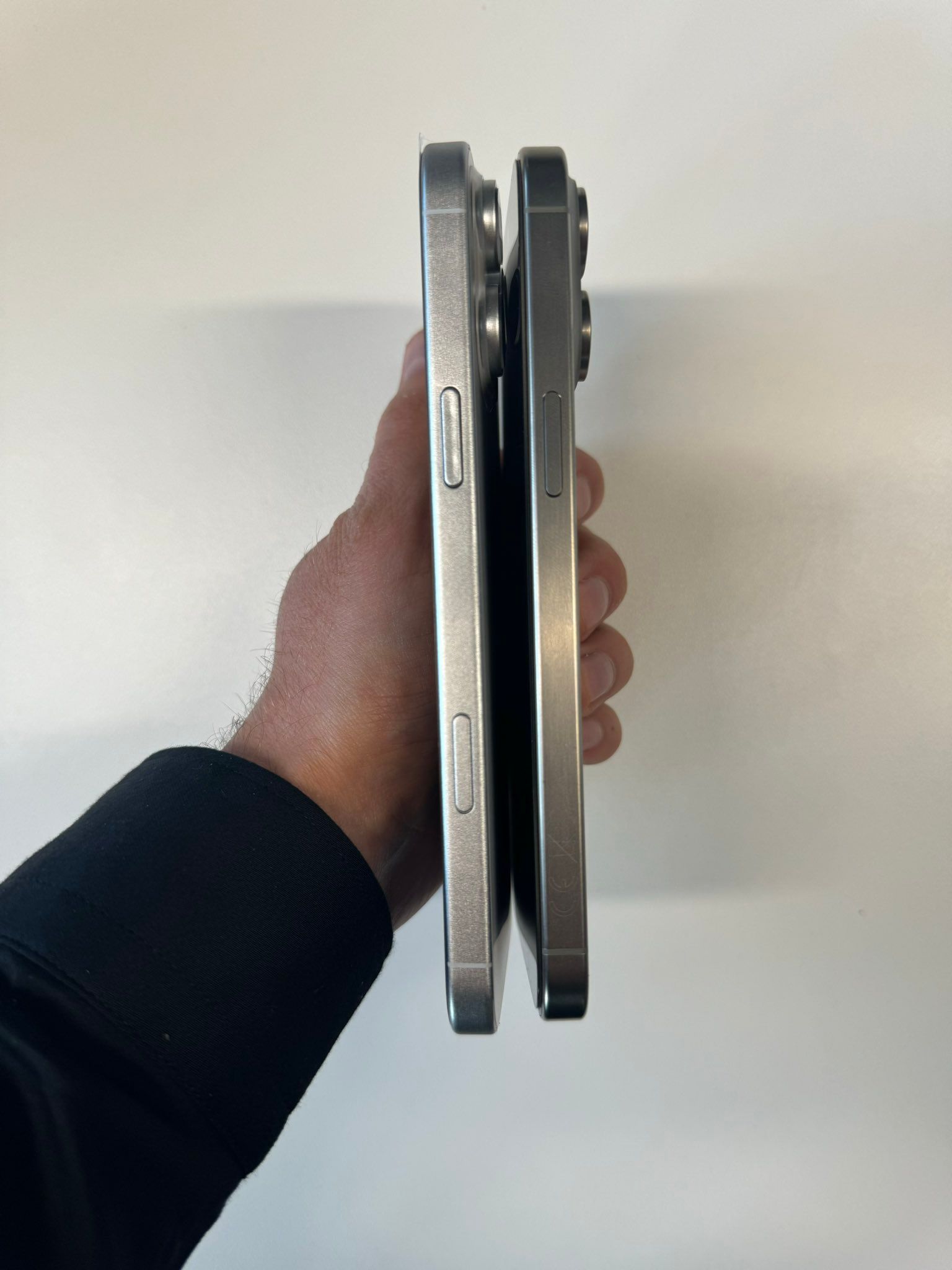 曝光的 iphone 16 pro max 机模，可以看到新增的拍照按键