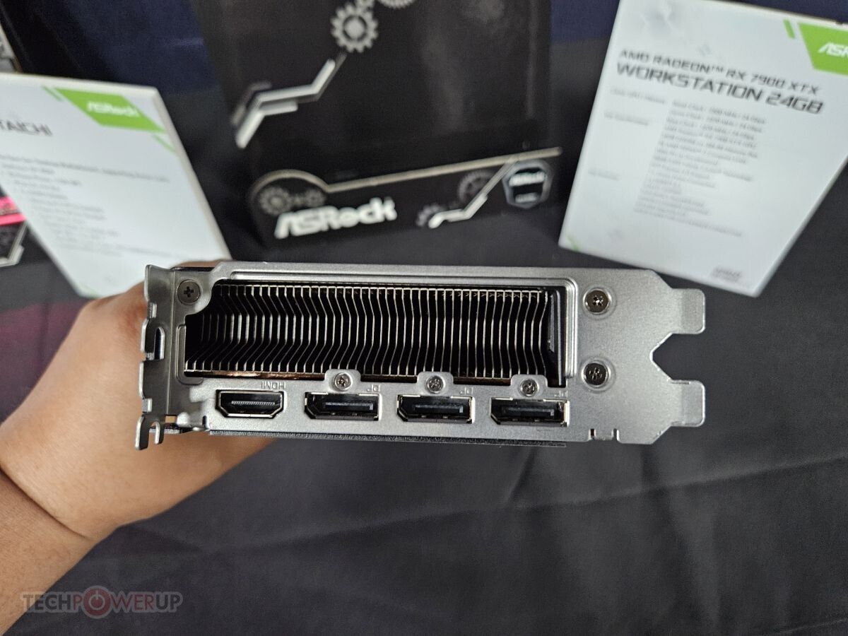 华擎新 rx 7900 xtx 显卡创造两个唯一:12v-2x6 供电接口、2.0 槽厚风冷