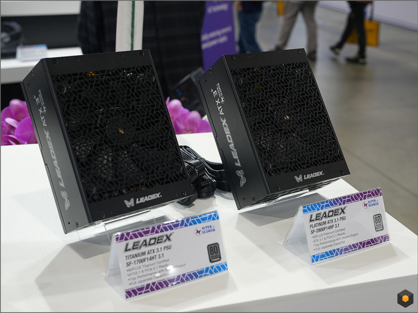 振华展出 leadex 1700w 钛金电源,推出全新 combat“战斗”系列 两款高阶电源
