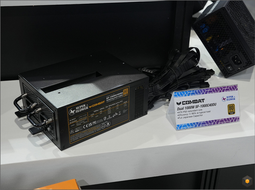 振华展出 leadex 1700w 钛金电源,推出全新 combat“战斗”系列 sf-1000c40du 冗余电源