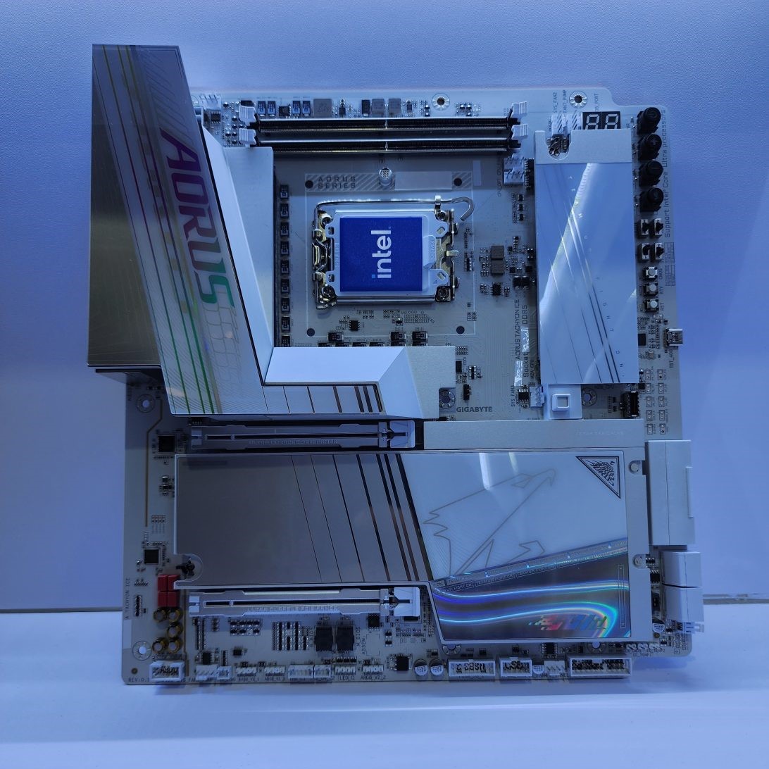 横置 cpu 插槽超频优化设计,技嘉展出下一代 z aorus tachyon ice 主板 主板正面照