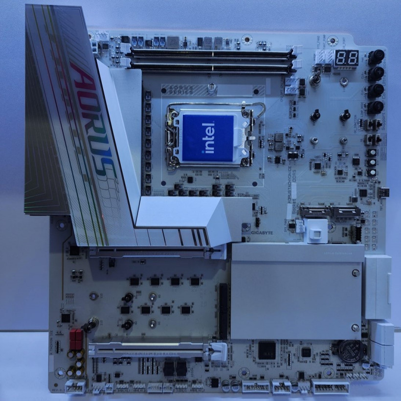 横置 cpu 插槽超频优化设计,技嘉展出下一代 z aorus tachyon ice 主板 卸掉部分马甲的主板