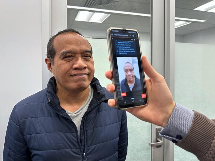 博士生 guilherme camargo de oliveira（右）与 rmit 大学的访问副教授 nemuel daniel pah 展示了面部筛查工具