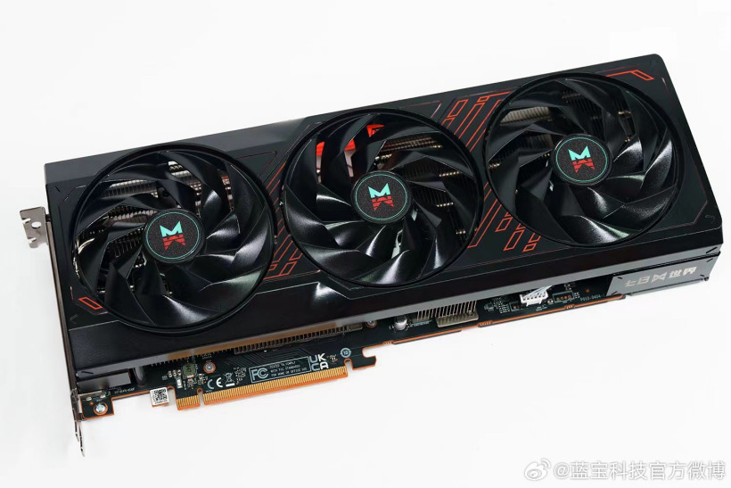蓝宝石发布《七日世界》定制版 rx 7800 xt 显卡:三风扇散热、后续量产上线 显卡正面