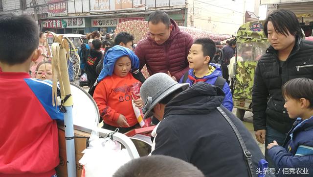 农村学校门口的那些小生意，若想做好，价格便宜还要有特色！