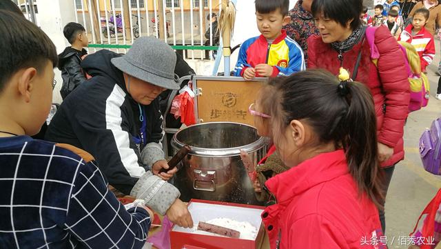 农村学校门口的那些小生意，若想做好，价格便宜还要有特色！